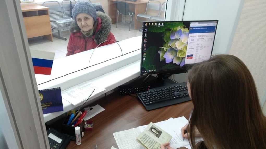 Пожилой омичке, которая жила в нищете из-за паспорта СССР, простили штраф