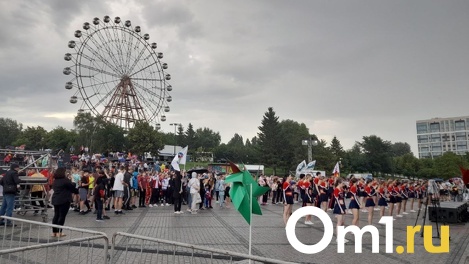 Олимпийские чемпионы под дождём делали зарядку на новосибирской набережной