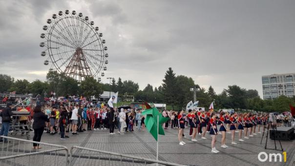 Олимпийские чемпионы под дождём делали зарядку на новосибирской набережной