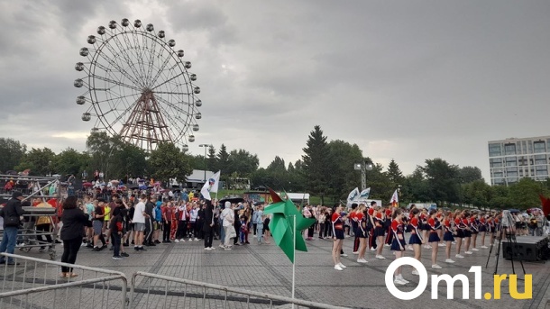 Олимпийские чемпионы под дождём делали зарядку на новосибирской набережной