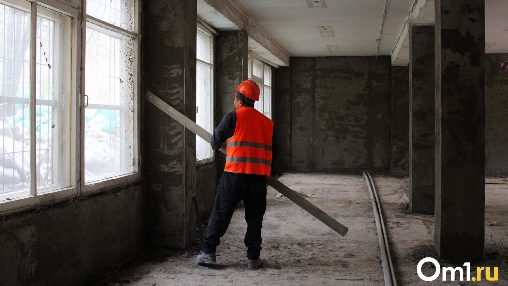 Строившего школу в Горьковском районе подрядчика наказали за перенос сроков