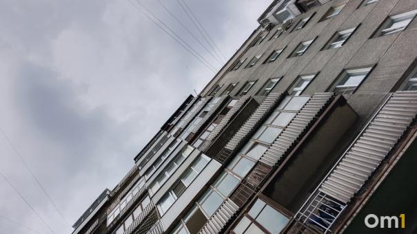 В Новосибирске на козырьке подъезда нашли тело упавшего с высоты мужчины