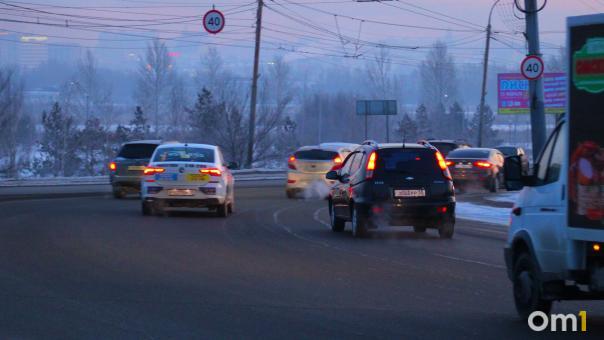 Пробки 7 баллов: в начале рабочей недели в Омске снова начались огромные заторы на дорогах