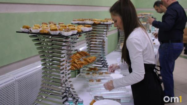 Компания без лицензии на алкоголь выиграла тендер на банкеты омского правительства