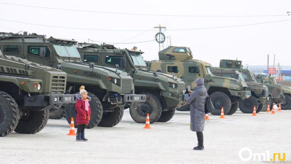 В центре омского Левобережья заметили военную технику