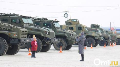 В центре омского Левобережья заметили военную технику