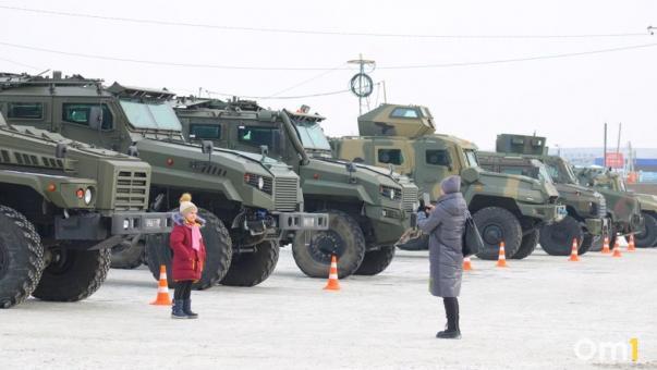 В центре омского Левобережья заметили военную технику