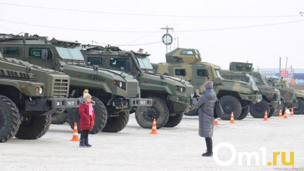 В центре омского Левобережья заметили военную технику