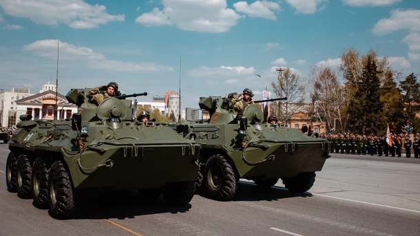 Уважаемые омичи! Дорогие друзья! Поздравляем вас с Днём защитника Отечества!