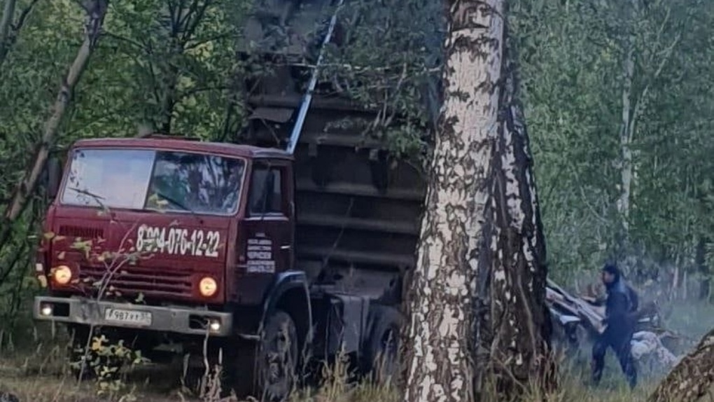 «Гнался за мной с палкой»: омичка застукала два камаза, выгружающие мусор в роще