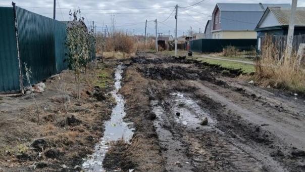 В Омске уже месяц вода из трубы размывает дорогу