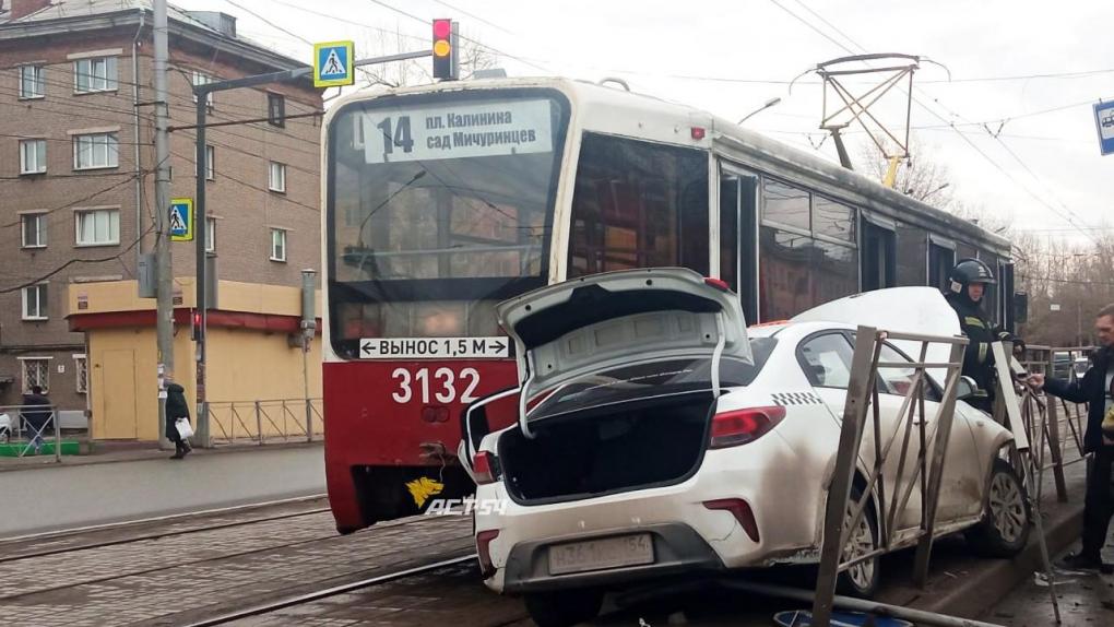 Такси влетело в трамвай на остановке в Новосибирске
