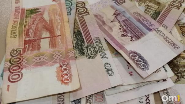 Людей сокращают, зарплаты растут: сколько зарабатывают российские чиновники