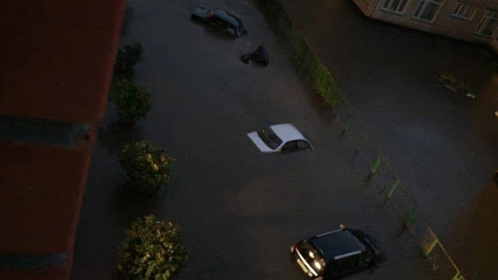 Машины уходили под воду: фото страшного ливня опубликовали новосибирцы в соцсетях