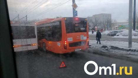 Столкновение троллейбуса и автобуса парализовало движение в омских Нефтяниках