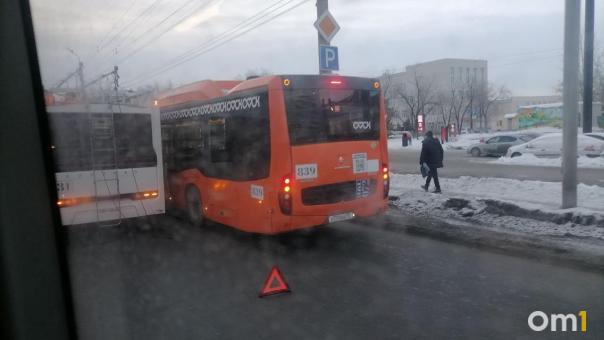 Столкновение троллейбуса и автобуса парализовало движение в омских Нефтяниках