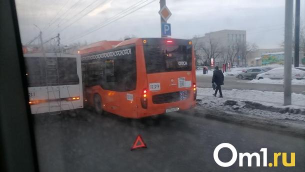 Столкновение троллейбуса и автобуса парализовало движение в омских Нефтяниках
