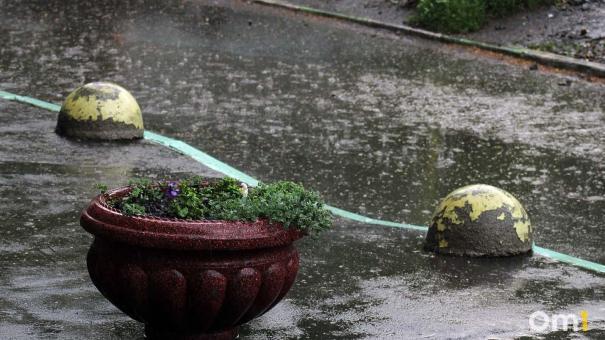Омичам назвали номера, куда можно обращаться по вопросам откачки воды после ливней