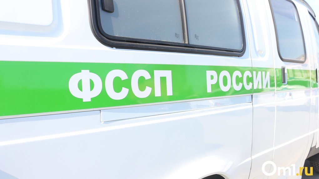 В Новосибирске приставы разыграли сценку, чтобы изъять иномарку из автосалона
