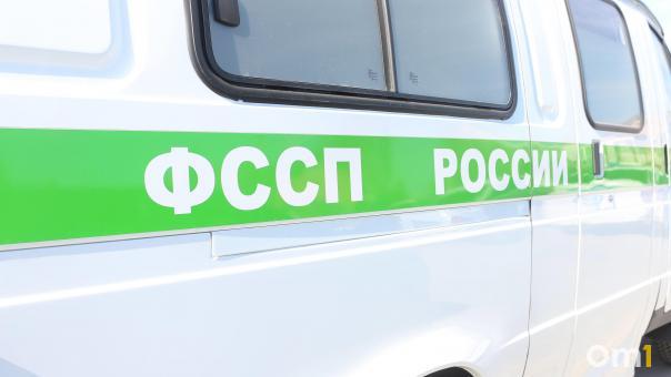 В Новосибирске приставы разыграли сценку, чтобы изъять иномарку из автосалона