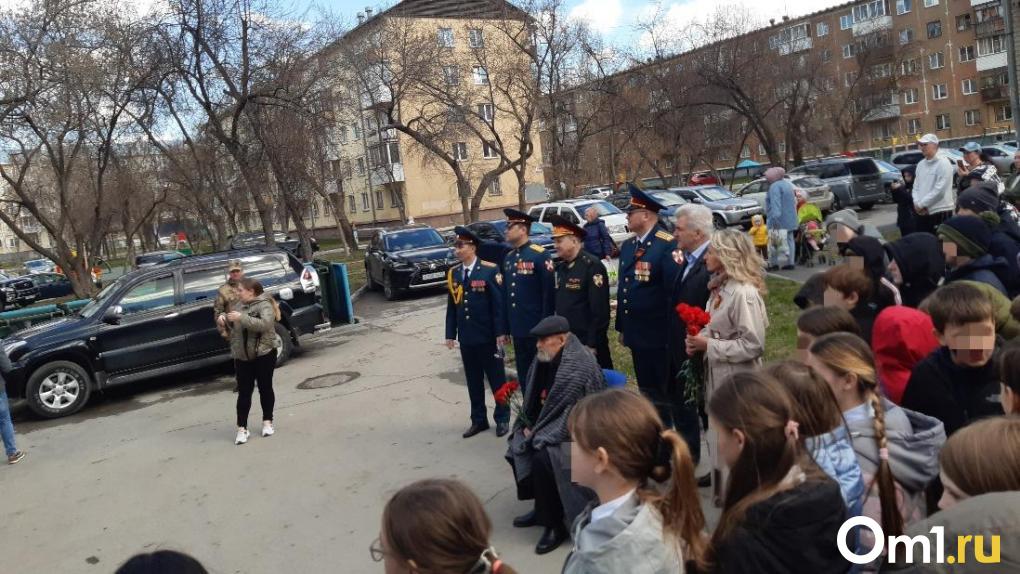 Для 99-летнего ветерана устроили индивидуальный парад Победы в Новосибирске