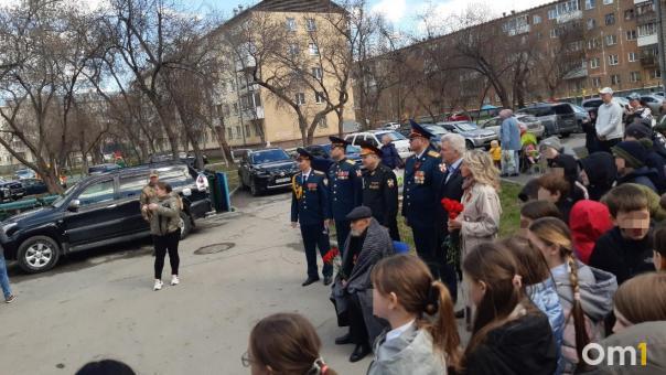 Для 99-летнего ветерана устроили индивидуальный парад Победы в Новосибирске