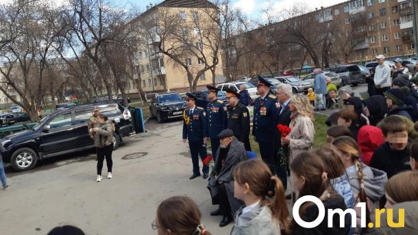 Для 99-летнего ветерана устроили индивидуальный парад Победы в Новосибирске