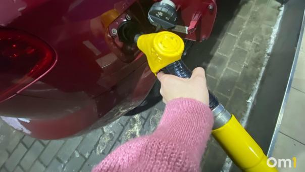 Бензин в Омске продолжает дорожать. Как изменились цены?
