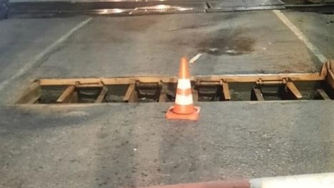 Пьяный омич сбил заграждение на железнодорожном переезде дороги в Казахстан