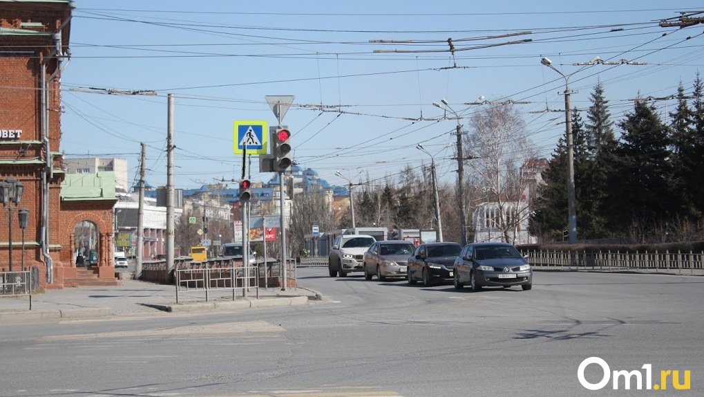 На улицах Омска будут ездить машины с трехзначными номерами