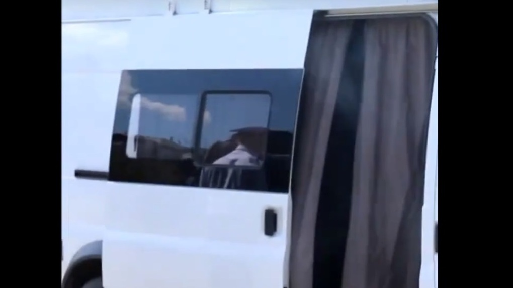 Появилось видео задымления полицейской машины во время митинга в поддержку Фургала в Новосибирске