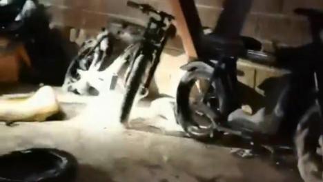 В Омске сгорел магазин электробайков в здании представительства МИД