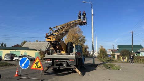 Да будет свет: в День учителя АО «Омскэлектро» включило освещение около школы № 71