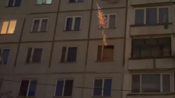 «Безрассудная выходка»: новосибирец запустил фейерверк из окна многоэтажки. ВИДЕО