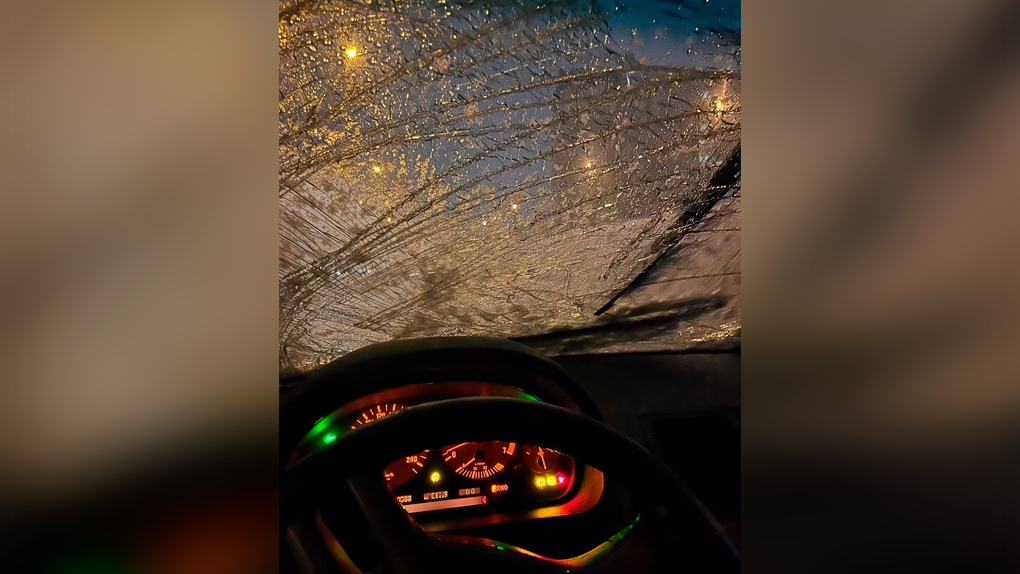 Окно треснуло и разбилось: на автомобиль с ребёнком внутри рухнула глыба льда в Новосибирске