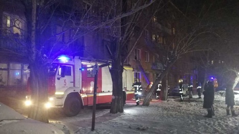 «Подъезд заполнен едким дымом». В омской малосемейке в Комсомольском городке едва не погибли трое детей