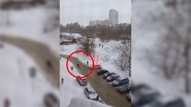 «К дому не пройти»: из-за коммунальной аварии случился потоп на улице в Новосибирске. ВИДЕО