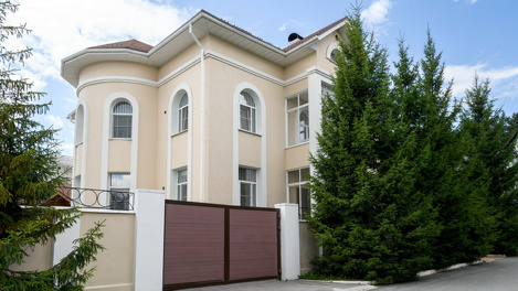 За 76 млн рублей продают коттедж с кинотеатром, лифтом и банным комплексом в Новосибирске. ФОТО