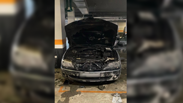 Бизнес-центр эвакуировали в Новосибирске из-за загоревшегося автомобиля