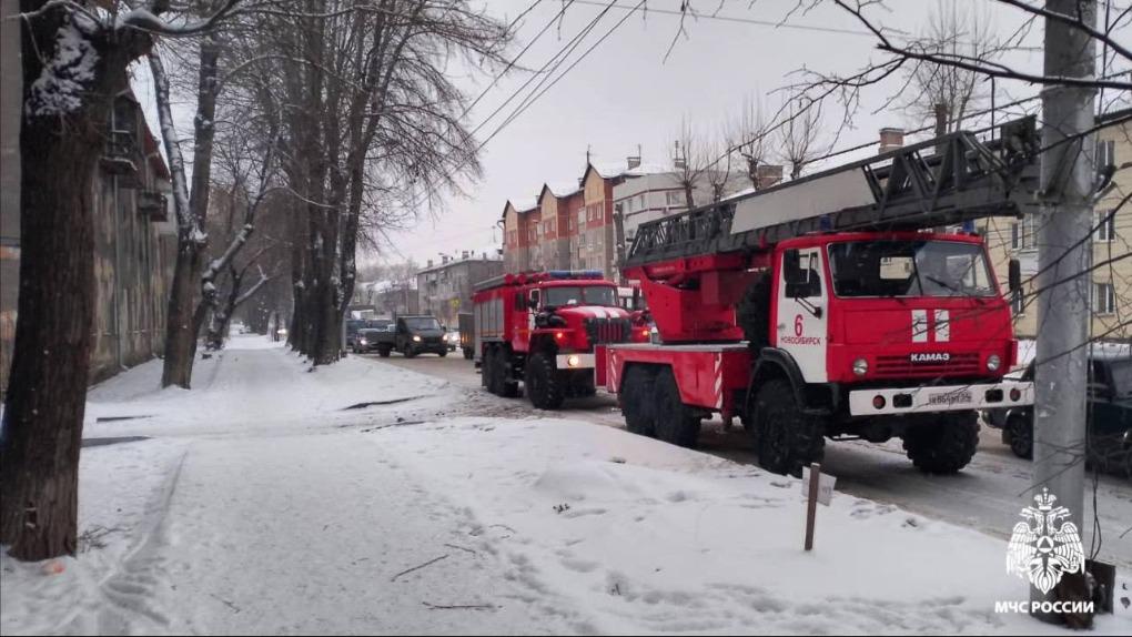 Пожарные спасли пятерых человек из горящей квартиры в Новосибирске