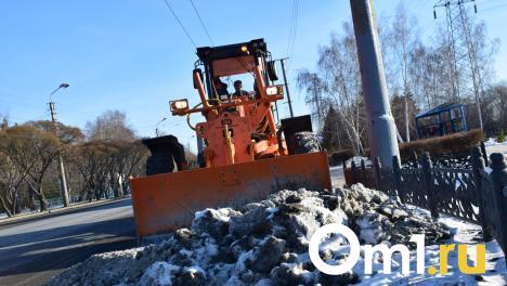 С последствиями снегопада в Омске продолжат бороться даже ночью
