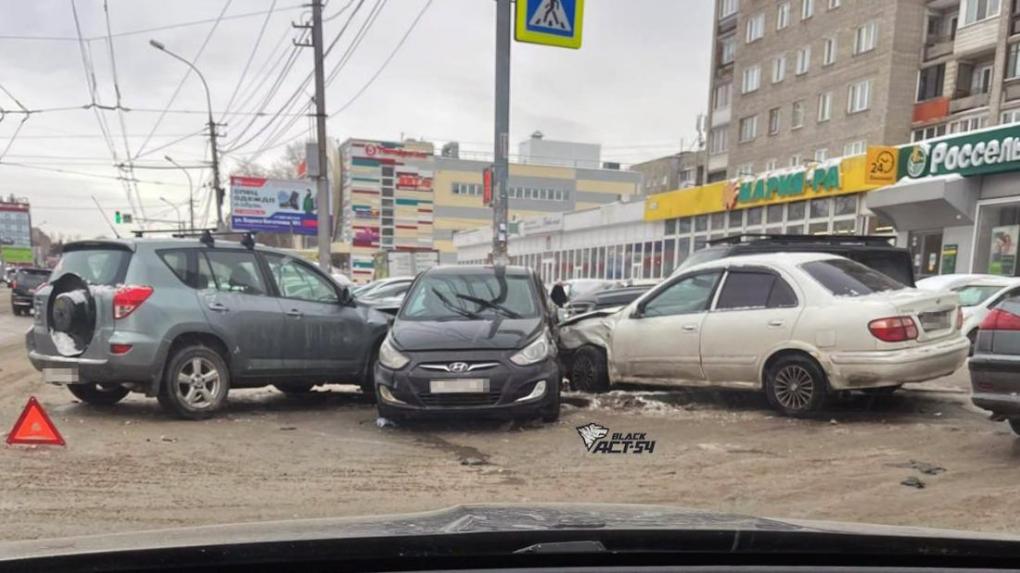 Массовое ДТП на парковке Бориса Богаткова произошло в Новосибирске