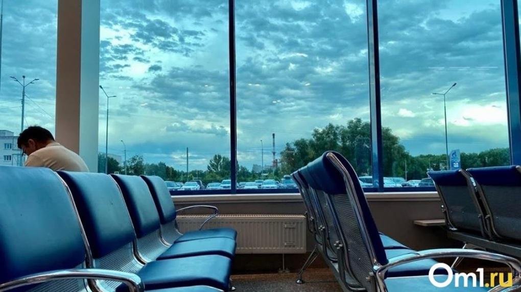 В Омском аэропорту массово задержали рейсы