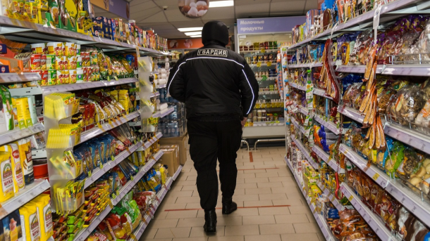 Новосибирские школьницы воруют коньяк и шоколад в магазинах