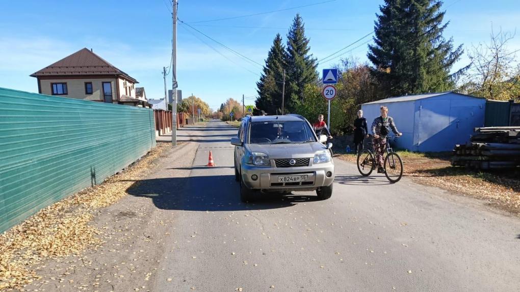 В посёлке Омском мальчик, неожиданно выбежавший на дорогу, попал под машину