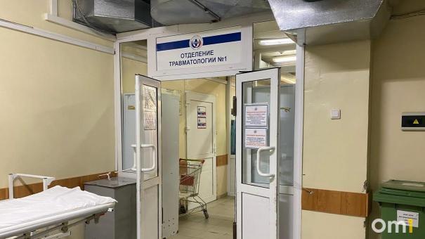 В Омске в девятиэтажке обвалилось крыльцо под человеком