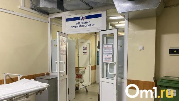 В Омске в девятиэтажке обвалилось крыльцо под человеком