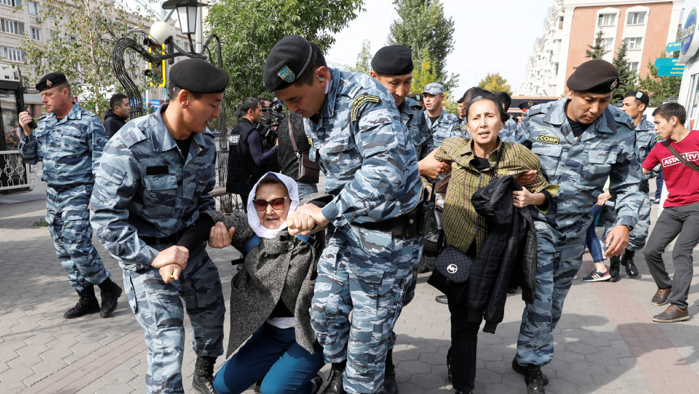 «Газовый майдан» в Казахстане: протестующие взрывают гранаты, громят здания и авто на улицах. ВИДЕО
