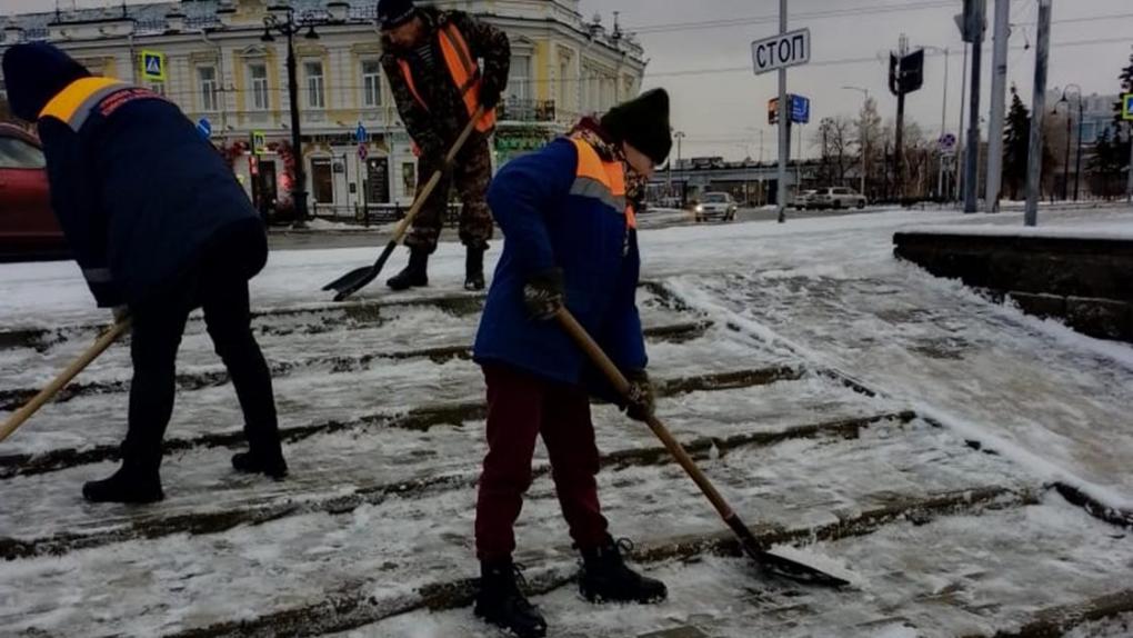 В Омске дорожники работают в усиленном режиме из-за холодов