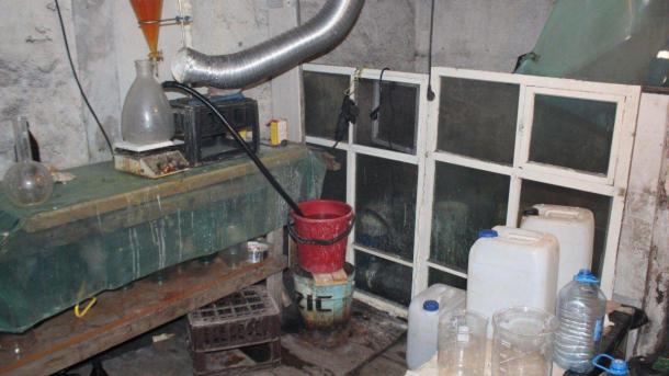 В Омске будут судить участников банды, изготовивших 78 килограмм наркотика